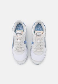 Chaussures de sport blanches avec des accents bleu clair, tige en mesh et synthétique, lacets plats, col rembourré et languette brandée. Semelle intérieure à motif bleu.