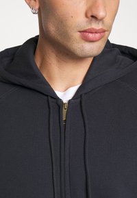 Carhartt WIP HOODED CHASE JACKET - Sweatjacke - dark navy/gold