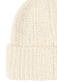 Berretto lavorato a maglia color crema realizzato in filato morbido, con una texture a coste e leggeri accenti di lucentezza. Design con risvolto.