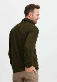 Pull en polaire vert olive avec un design à demi-zip, doté d'un col montant et d'un tissu texturé. Comprend un petit logo près du cou.