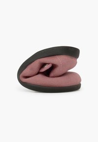 Pantofole pieghevoli con tomaia in tessuto rosa e suola in gomma nera. Forma arrotondata, texture morbida e dettagli di cucitura visibili.