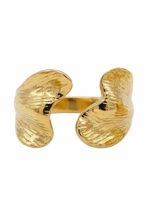 Goldener offener Ring mit strukturierten, unregelmäßigen, organisch geformten Enden, die Blättern oder Muscheln ähneln.