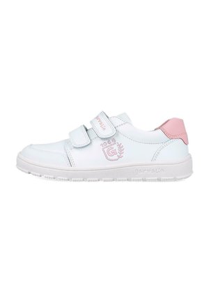 Zapato de cuero blanco con acentos en rosa, que presenta doble tira de velcro y sutil bordado del logotipo. Punta redondeada y suela de goma texturizada.