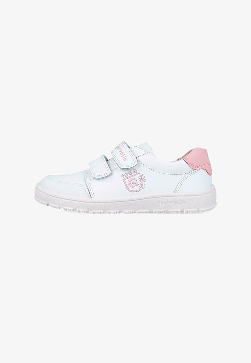 Zapato de cuero blanco con acentos en rosa, que presenta doble tira de velcro y sutil bordado del logotipo. Punta redondeada y suela de goma texturizada.