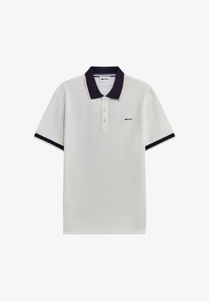 Polo bianco in cotone, con colletto e polsini navy, patta con tre bottoni e un piccolo logo sul petto.