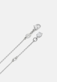 Collana in argento con gancio a moschettone, impreziosita da un accento di pietra trasparente rettangolare e da un anello ottagonale. Texture delicata e lucida.