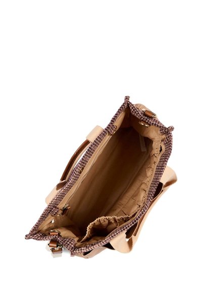 Borsa tote a quadri beige e marrone aperta che mostra un interno spazioso con tasca con cerniera e scomparti laterali elastici.