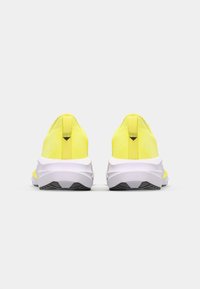 Limegrüne Sportschuhe mit einem Mesh-Obermaterial, weißer Zwischensohle und grauer Laufsohle. Die Rückansicht zeigt ein dreieckiges Detail an der Ferse.
