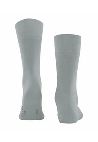 Calzini grigi chiari con risvolto a coste, texture liscia e forma aderente; presentano etichettatura sulla suola che indica taglia e marca.