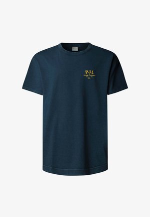 Dunkelblaues Baumwoll-T-Shirt mit Rundhalsausschnitt, kurzen Ärmeln und einem kleinen gelben Textdesign mit der Aufschrift "PJL DENIM/BRAND CO." auf der Vorderseite.