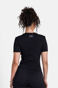 Sort kortærmet top lavet af struktureret materiale, med en tætsiddende pasform og et mærke bagpå nær halsudskæringen.