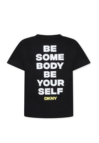 Zwarte katoenen t-shirt met gedurfde witte tekst: "WEES IEMAND WEES JEZELF" en "DKNY" in het geel eronder. Korte mouwen, standaard pasvorm.
