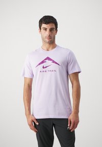 Nike Performance - TEE TRAIL LOGO - T-shirt till träning - violet mist Miniatyrbild 1