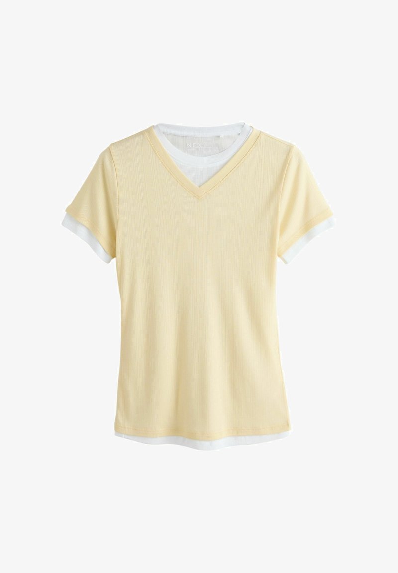 T-shirt jaune pâle côtelé à manches courtes et col en V, superposé sur un T-shirt blanc à col rond avec manches et ourlet visibles.