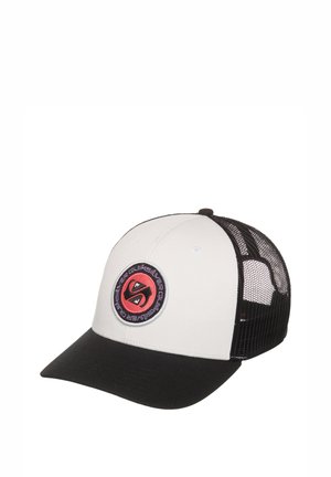 Weiße und schwarze Mesh-Trucker-Kappe mit gebogenem schwarzem Schirm und rundem rot-schwarzem Quiksilver-Logo-Patch auf dem vorderen Panel.