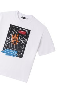 Camiseta blanca de algodón con un estampado gráfico negro que presenta diseños abstractos, incluyendo acentos en naranja y rojo, y líneas azules en la parte inferior.
