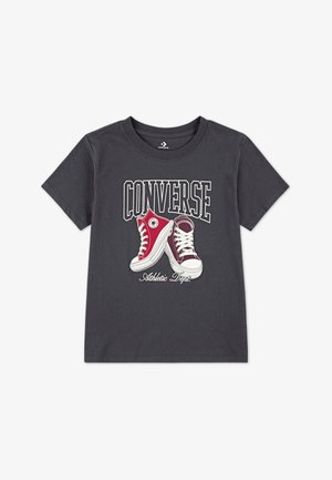 Hall halli puuvillane t-särk, millel on kujutatud kaks Converse tossu punases ja burgundia värvitoonis ning valge tekstiga "CONVERSE" ja "Athletic Dept.".