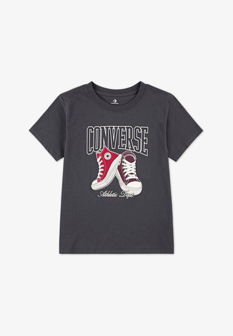 Hall halli puuvillane t-särk, millel on kujutatud kaks Converse tossu punases ja burgundia värvitoonis ning valge tekstiga "CONVERSE" ja "Athletic Dept.".