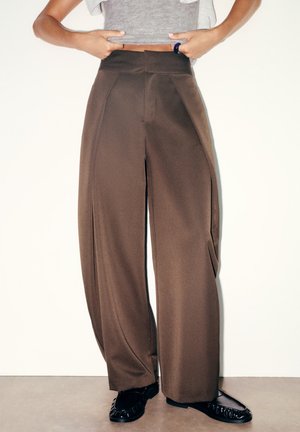 PULL&BEAR, TAILORED FIT BARREL - SMART TROUSERS - Trousers - brown
