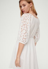 QS MIT BRODERIE ANGLAISE - Jurk - ecru