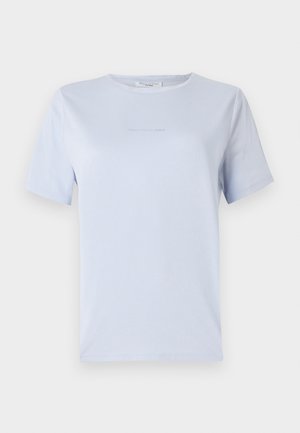 Svijetloplavi kratki rukav majica napravljena od mekog materijala, sa okruglim izrezom i diskretnim printom loga. Jednostavan dizajn, opušteni kroj.