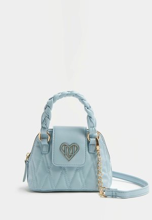 Jasnoniebieska pikowana torebka z plecionym uchwytem, złotym sercowym logo na przedniej klapie oraz odpinanym złotym łańcuszkowym paskiem na białym tle.
