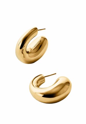 Aros de oro gruesos y brillantes con un diseño curvo y suave, y postes rectos para orejas perforadas, mostrados sobre un fondo blanco.