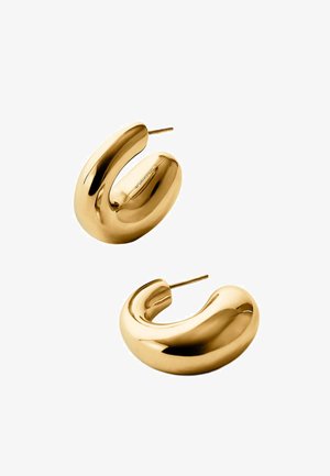 Aros de oro gruesos y brillantes con un diseño curvo y suave, y postes rectos para orejas perforadas, mostrados sobre un fondo blanco.