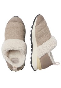 Beiga slip-on skor med ett strukturerat tygöverdrag, mjuk pälsfoder och gummiyttersula med halkskydd. Distinkt puffig design.