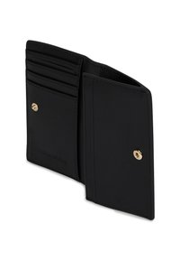 Fekete, kétszer hajtható pénztárca több kártyatartóval, nyomógombos zárással és egy kis, dombornyomott logóval az elülső zsebében.