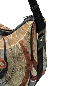 Borsa in arazzo con un design astratto nei toni marrone, nero e beige; presenta un bordo in pelle nera e una tracolla regolabile con marchio debossato.