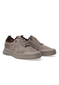 Wildleder-Schnürschuhe in Taupe mit strukturiertem Finish, ausgestattet mit einer Gummisohle und kontrastierenden Akzenten an Zunge und Rand.