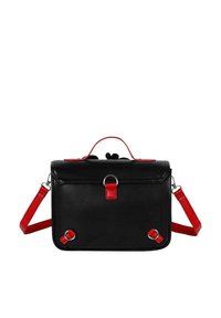 Bolso sintético negro con acentos de cuero rojo, diseño plano, asa superior, correa para el hombro ajustable y elementos decorativos de hardware.