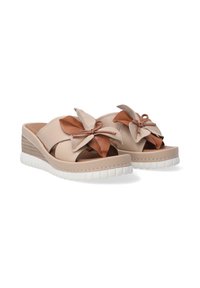 Beige leren wedge sandalen met een gestructureerde, witte zool. Ze hebben grote, geknoopte stoffen strikjes in een donkere tint. Open teen ontwerp.