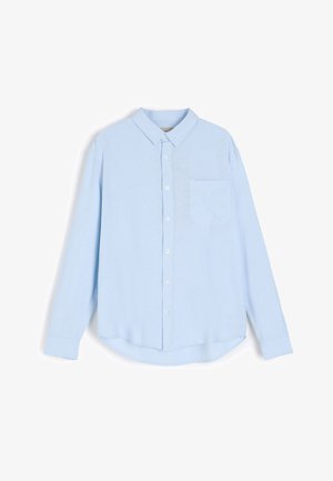 Jasnoniebieska koszula zapinana na guziki, wykonana z miękkiego materiału, z klasycznym kołnierzykiem, długimi rękawami i jedną kieszenią na piersi.
