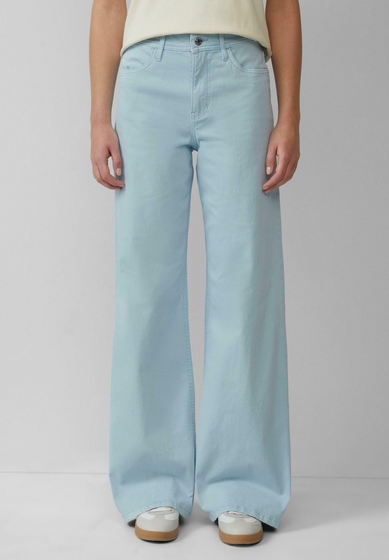Hellblaue weite Beine Jeans mit hoher Taille, aus Denim gefertigt, mit einem Knopf- und Reißverschluss sowie seitlichen Taschen.