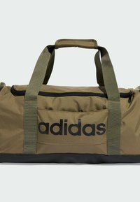 Oliven grøn duffelbag lavet af holdbart stof, med en sort lynlås, justerbar skulderrem og stort sort "adidas" logo på siden.