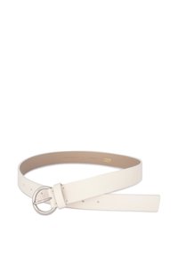 Ceinture blanche en cuir avec une boucle circulaire en argent. Elle présente une texture lisse, plusieurs trous d'ajustement et une extrémité plate et effilée.