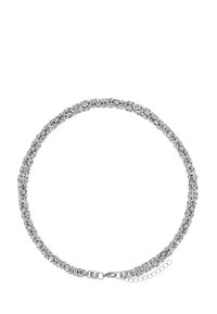 Collier en métal argenté présentant des maillons tissés complexes, une forme ronde uniforme, et un fermoir sécurisé avec une chaîne ajustable.