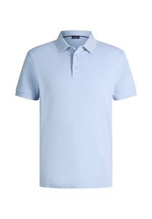 Hellblaues Polohemd mit kurzen Ärmeln, Kragen, Zwei-Knopf-Leiste und dezentem, gesticktem Logo auf der linken Brust.