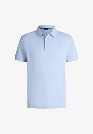 Hellblaues Polohemd mit kurzen Ärmeln, Kragen, Zwei-Knopf-Leiste und dezentem, gesticktem Logo auf der linken Brust.