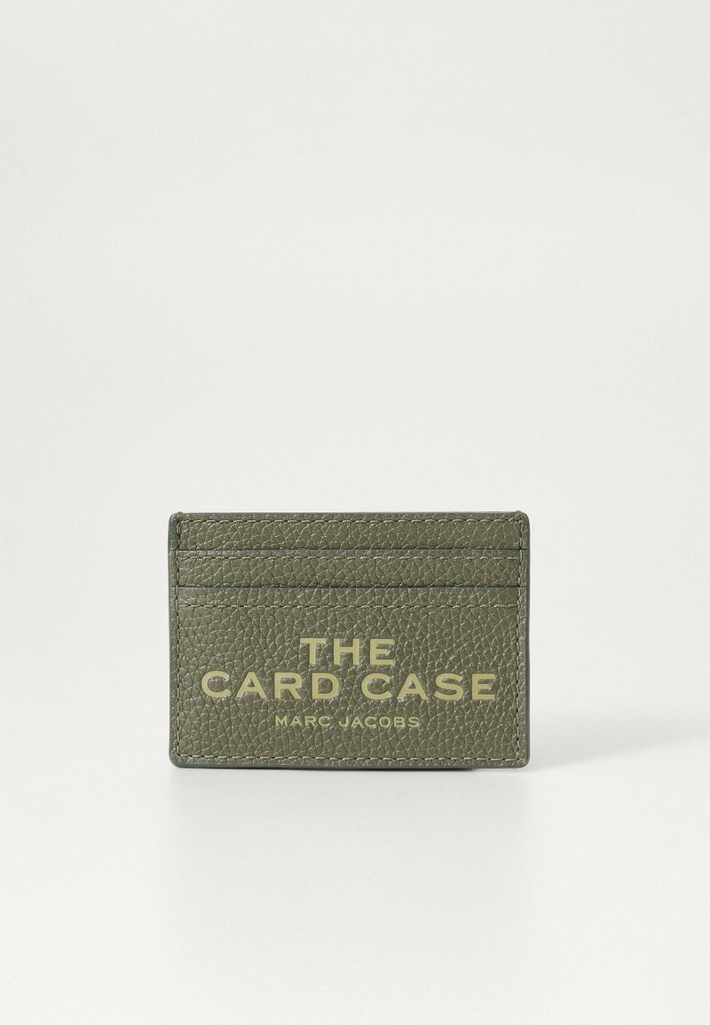Grön läder kortfodral med texturerad yta, med den präglade texten "THE CARD CASE" och "MARC JACOBS" i guld. Fyra kortfack.
