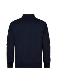 Navyblauwe sweatshirt met een hoge kraag, lange mouwen, geribbelde manchetten en een logopatch op de linkerschouder. Glad stofoppervlak.