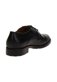 Scarpa in pelle nera con una texture liscia, punta arrotondata, tacco basso e design con lacci. La vista posteriore mostra la cucitura e una parte posteriore leggermente rialzata.