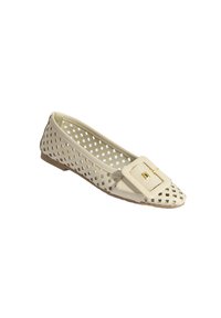 Beige Ballerinas mit spitzer Zehenform und Ausschnittmuster, ausgestattet mit einer großen quadratischen Schnalle in Gold. Glattes, strukturiertes Material, flache Sohle.