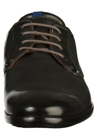 Chaussure habillée en cuir noir avec une finition lisse, bout rond, lacets gris et un accent bleu sur la languette. Présente des détails perforés sur les côtés.