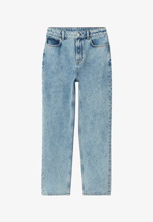 Vaqueros de mezclilla azul claro con diseño de pierna recta, cinco bolsillos y cierre de botón. El material muestra una textura desgastada con sutiles arrugas.