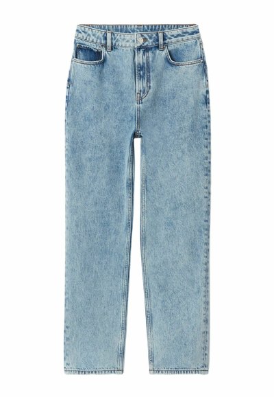Vaqueros de mezclilla azul claro con diseño de pierna recta, cinco bolsillos y cierre de botón. El material muestra una textura desgastada con sutiles arrugas.