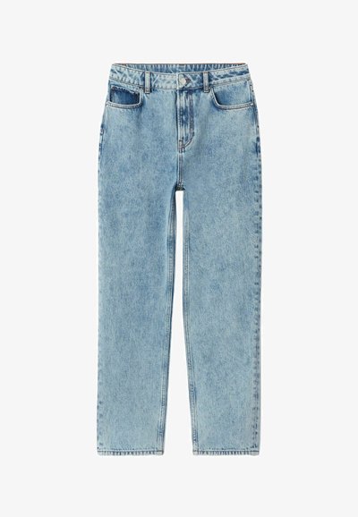 Vaqueros de mezclilla azul claro con diseño de pierna recta, cinco bolsillos y cierre de botón. El material muestra una textura desgastada con sutiles arrugas.