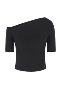 Czarny top z odkrytymi ramionami, krótkimi rękawami, teksturowaną tkaniną, asymetrycznym dekoltem oraz małym złotym logo na dole.